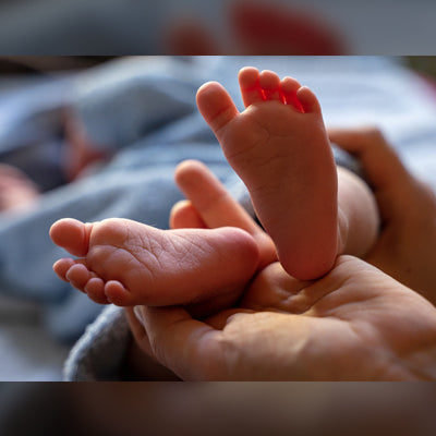 Should newborn babies wear socks in the summer?